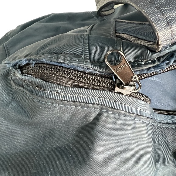 Lululemon *RARE* Navy Blue Duffle Bag - Picture 14 of 14